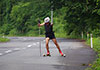 [写真]ローラースキーでSK走法で走る新田佳浩選手