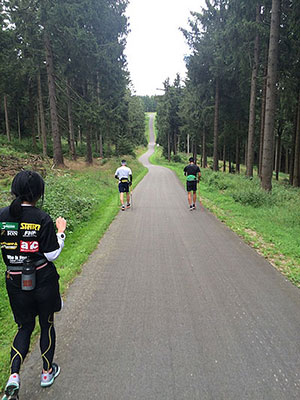 [写真]ローラースキーコースを歩く選手たち