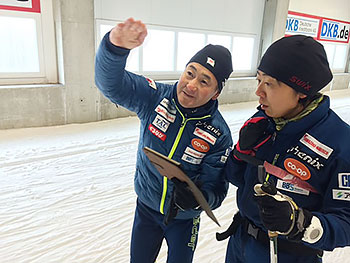 [写真]出来島桃子選手にアドバイスする長濱コーチ