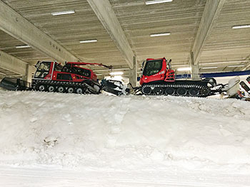 [写真]雪の上の圧雪車