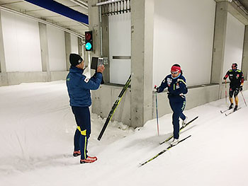 [写真]阿部友里香選手のスキーフォームを撮影する長濱コーチ