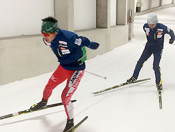 [写真]スキートレーニングする新田佳浩選手と佐藤勇治コーチ