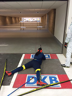 [写真]室内バイアスロン場で射撃練習する阿部友里香選手