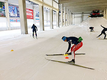 [写真]スキーエクササイズトレーニングでコーンを重ねる選手