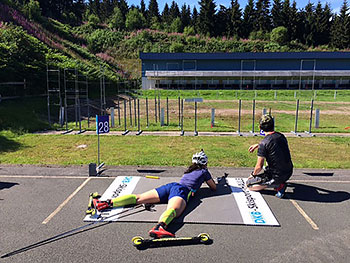 [写真]ローラースキーを履いて射撃する阿部友里香選手