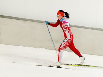 [写真]スキートレーニングする阿部友里香選手