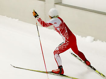 [写真]スキートレーニングする出来島桃子選手