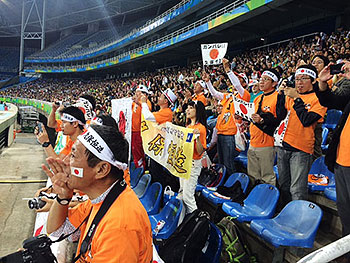 [写真]久保選手に声援を送るアウローラ応援団