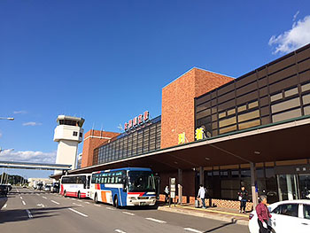 [写真]快晴の空と女満別空港