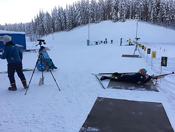 [写真]バイアスロンの射撃トレーニングする阿部友里香選手