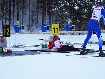 [写真]バイアスロン射撃する高村和人選手