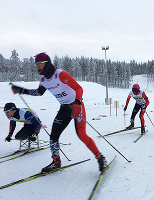 [写真]シットスキーとブラインドの選手が一緒に走るリレー