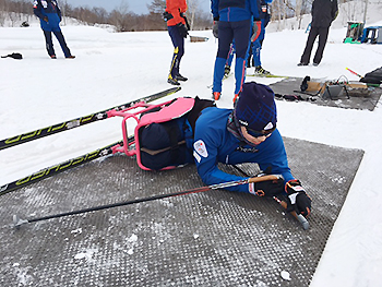 [写真]射撃姿勢のトレーニング。新田のんの選手