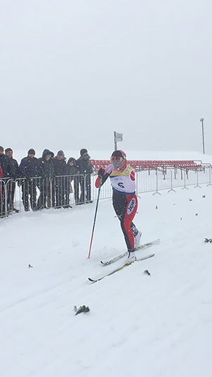 [写真]猛吹雪の中、レース中の阿部友里香選手