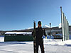 [写真]ホロホロ山をバックに立つ新田佳浩
