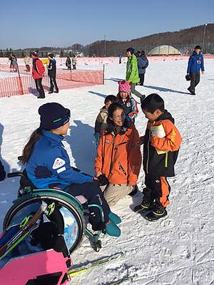 [写真]インタビューする小学生記者