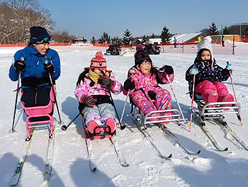 [写真]新田のんの選手とシットスキー体験会参加者の子供たち