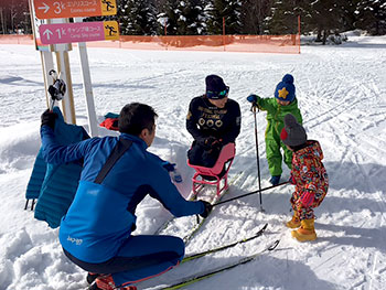 [写真]子供たちと交流する新田のんの選手