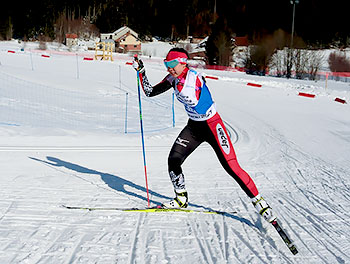 [写真]9Km地点を力走する阿部友里香選手