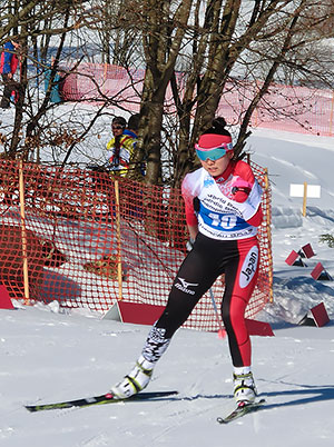 [写真]ゴールへ向かう阿部友里香選手