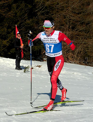 [写真]力走する新田佳浩選手19km地点