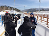 [写真]NHKニュースの取材を受ける新田佳浩選手