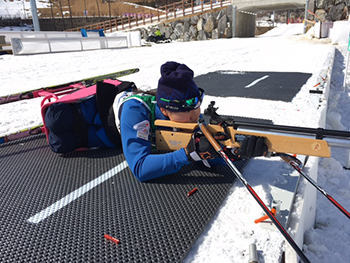 [写真]射撃トレーニングの新田のんの選手