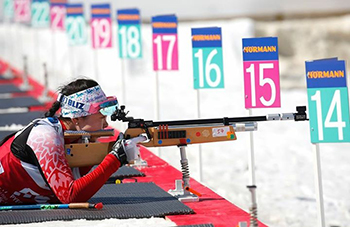 [写真]阿部友里香の射撃姿勢