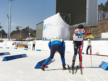 [写真]スキーをチェンジする出来島選手