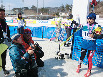 [写真]インタビューを受ける出来島選手