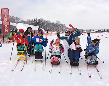 [写真]シットスキーに乗った子供たちと選手