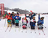 [写真]シットスキーに乗った子供たちと選手