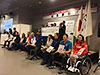 [写真]札幌大学の学生ボランティアが作成した記念色紙を持つ選手たち