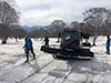 [写真]圧雪車でコース整備する横山さん