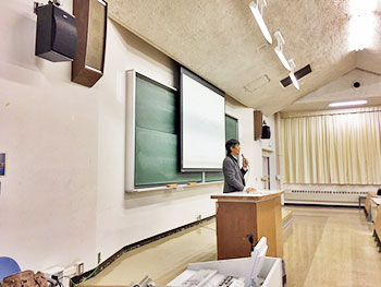 [写真]札幌大学の瀧元先生