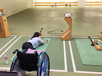 [写真]宮の沢射撃場で射撃トレーニングする新田のんの選手