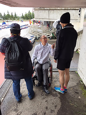 [写真]選手へ取材している永瀬さん