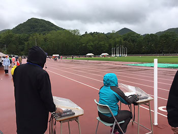 [写真]雨の大会会場