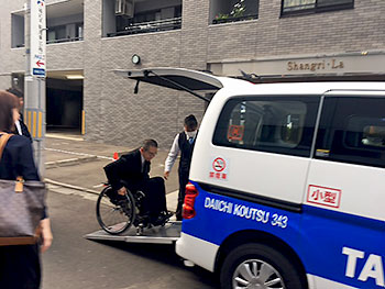 [写真]車に乗り込む長田選手