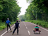 [写真]ローラースキーでトレーニングする高村和人選手とレーサーでトレーニングする新田のんの選手