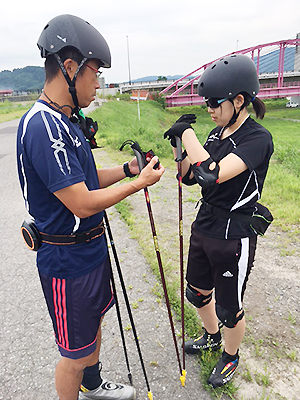 [写真]合宿初日、ローラースキートレーニング