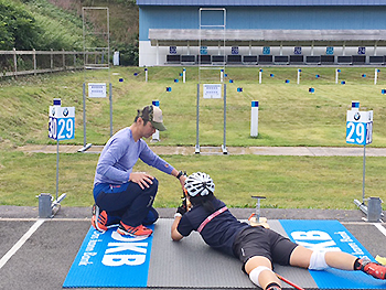 [写真]射撃の出来島選手、佐藤勇治コーチがサポート