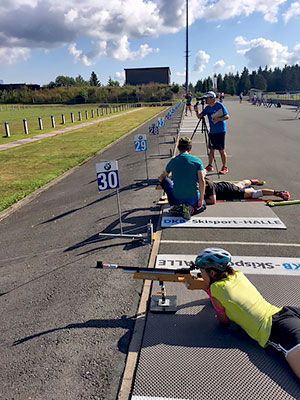 [写真]ローラースキーと射撃トレーニング