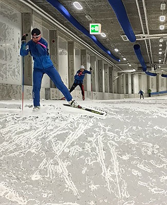 [写真]室内クロカンコースでトレーニングする阿部友里香選手と出来島桃子選手