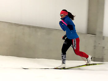 [写真]スキートレーニングする阿部選手