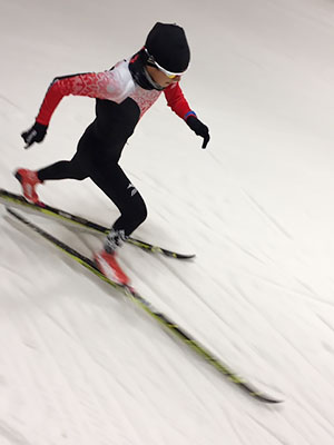 [写真]スキートレーニングする川除選手