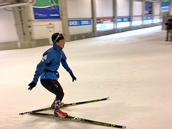 [写真]スキーホールで滑る川除選手