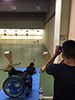 [写真]軽負荷での射撃トレーニングする新田のんの選手