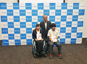 [写真]北洋銀行会長の横内龍三様と新田のんの選手、星澤克選手