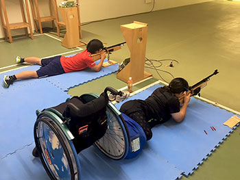 [写真]新田のんの選手、星澤克選手の射撃練習